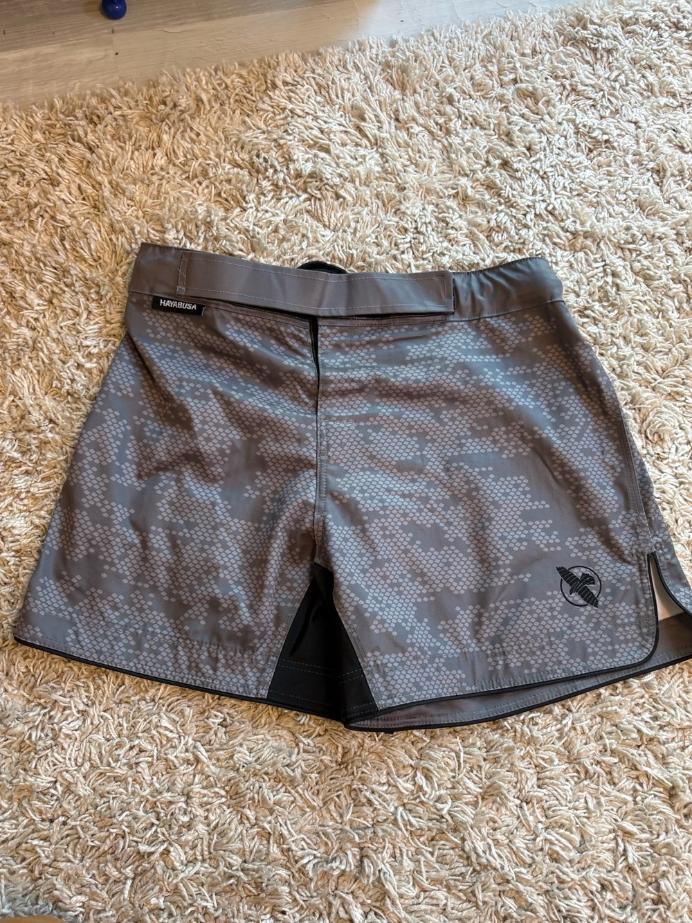 Hayabusa Hexagon Mid-Thigh Fight Shorts in grey, size large, EUC